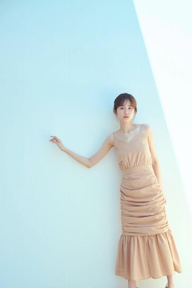 　尾碕真花のカレンダーのアザーカット