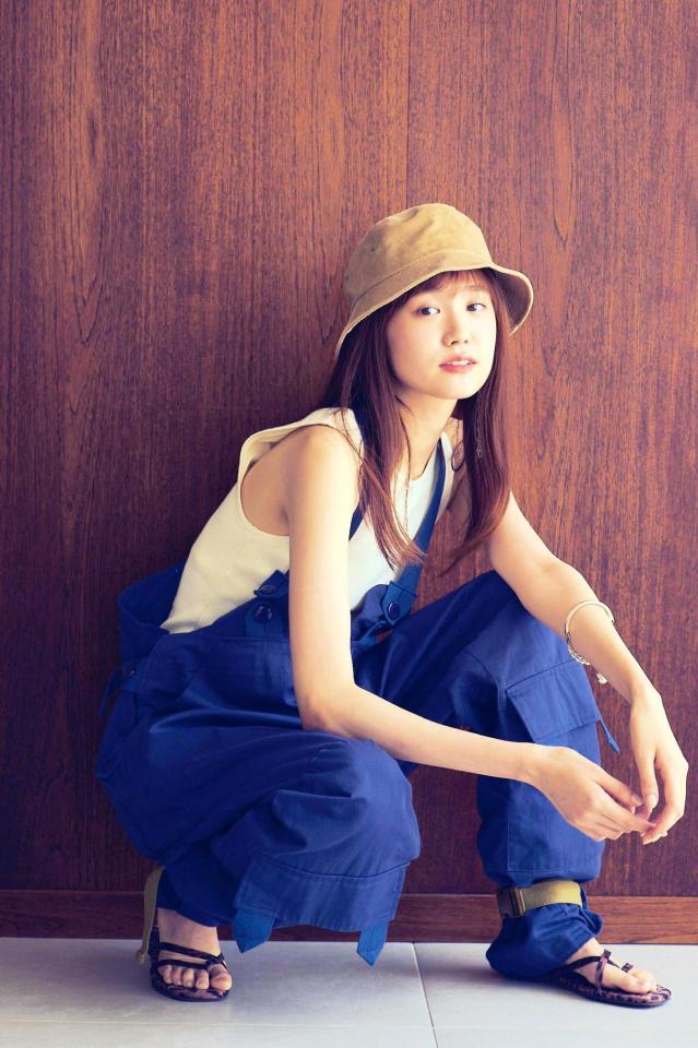 　尾碕真花のカレンダーのアザーカット