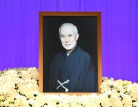 　「二代目中村吉右衛門偲ぶ会」の祭壇に飾られた二代目中村吉右衛門さんの遺影＝東京・虎ノ門のオークラ東京（撮影・伊藤笙子）