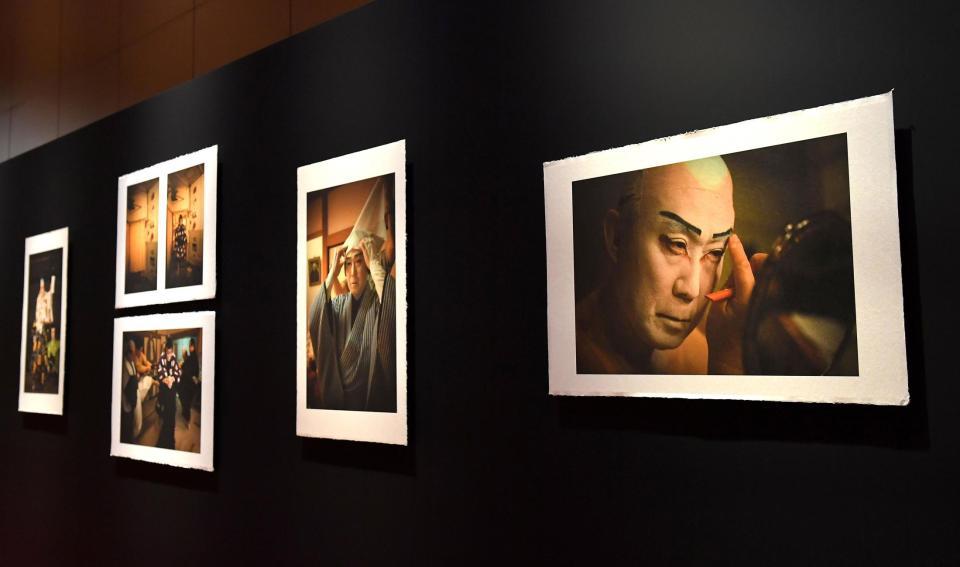 　「二代目中村吉右衛門偲ぶ会」で展示された舞台裏の写真＝東京・虎ノ門のオークラ東京（撮影・伊藤笙子）