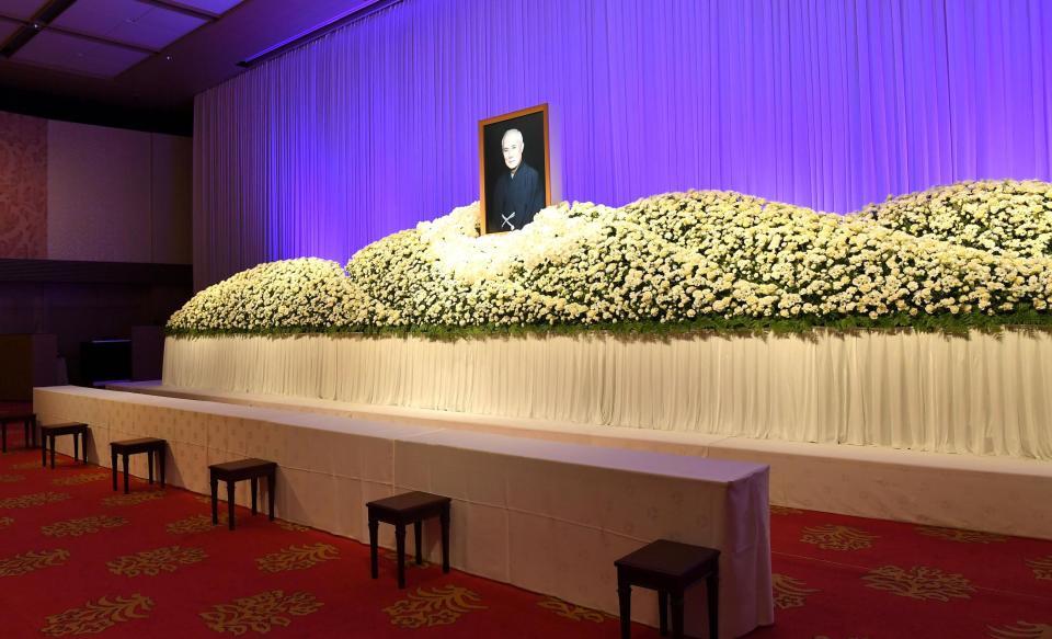 　「二代目中村吉右衛門偲ぶ会」で飾られた祭壇＝東京・虎ノ門のオークラ東京（撮影・伊藤笙子）