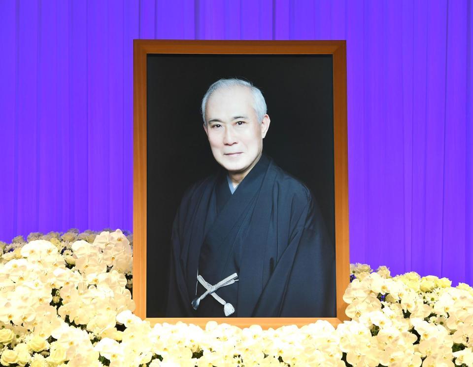 　「二代目中村吉右衛門偲ぶ会」の祭壇に飾られた二代目中村吉右衛門さんの遺影＝東京・虎ノ門のオークラ東京（撮影・伊藤笙子）