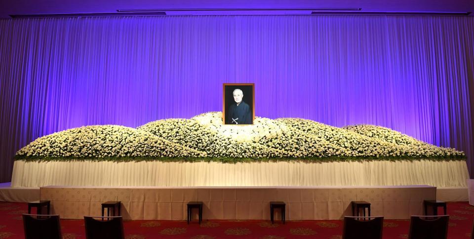 　「二代目中村吉右衛門偲ぶ会」で飾られた祭壇＝東京・虎ノ門のオークラ東京（撮影・伊藤笙子）