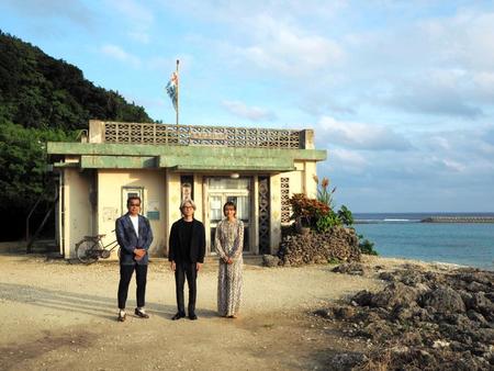 　診療所セットの前に立つ（左から）中江功監督、吉岡秀隆、柴咲コウ＝沖縄・与那国島