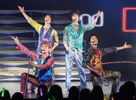 　ツアー初日を迎えたふぉ～ゆ～の（前列左から）松崎祐介、福田悠太、（後列同）辰巳雄大、越岡裕貴（撮影・堀内翔）