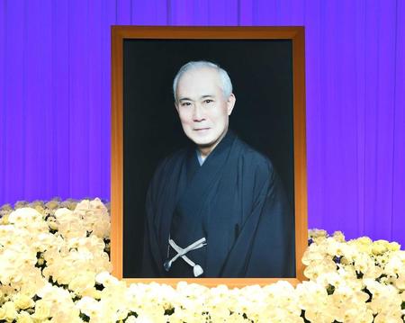 　中村吉右衛門さんの祭壇に飾られた遺影（撮影・伊藤笙子）