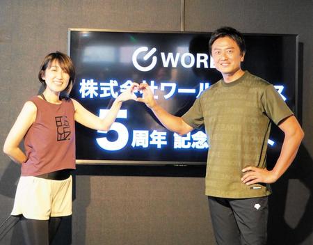 　２人でハートマークをつくる原田龍二（右）と愛