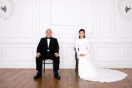 　結婚を発表した極楽とんぼ・山本圭壱（左）と西野未姫