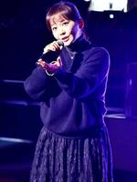 華原朋美 ぱっつん前髪でキュートさ倍増、奇跡の48歳 小倉競輪で熱唱