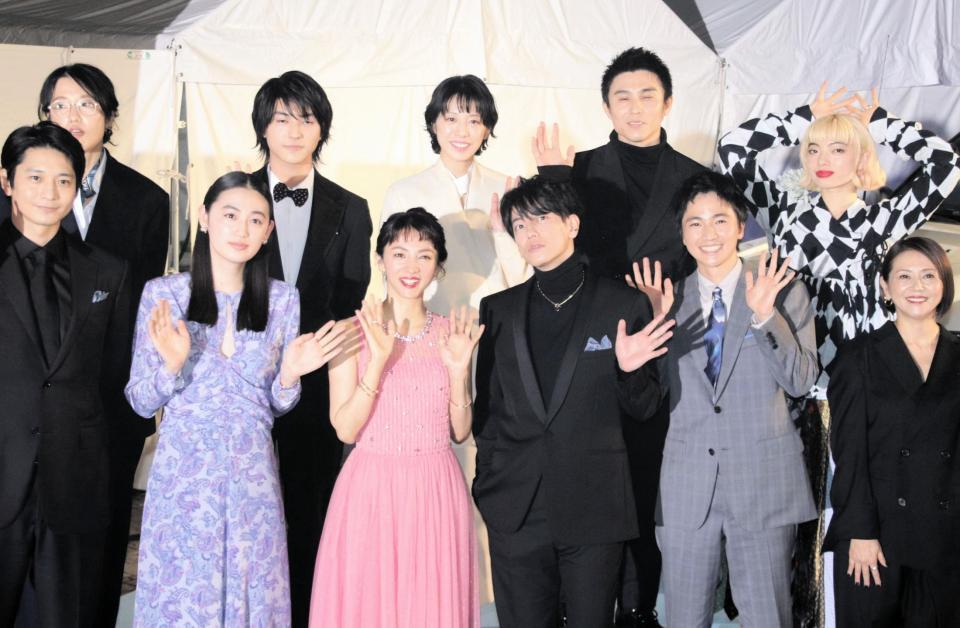 　リムジンから登場した（前列左から）向井理、八木莉可子、満島ひかり、佐藤健、木戸大聖、小泉今日子＝東京・六本木