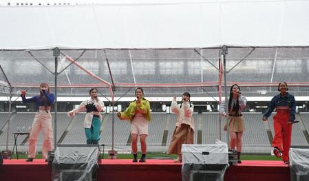 　ライブで熱唱するＬｉｔｔｌｅ　Ｇｌｅｅ　Ｍｏｎｓｔｅｒの（左から）かれん、ＭＡＹＵ、ミカ、アサヒ、結海、ｍｉｙｏｕ（撮影・開出牧）