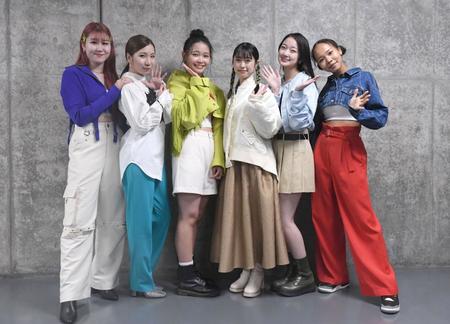 　ライブ後にポーズを決めるＬｉｔｔｌｅ　Ｇｌｅｅ　Ｍｏｎｓｔｅｒの（左から）かれん、ＭＡＹＵ、ミカ、アサヒ、結海、ｍｉｙｏｕ（撮影・開出牧）