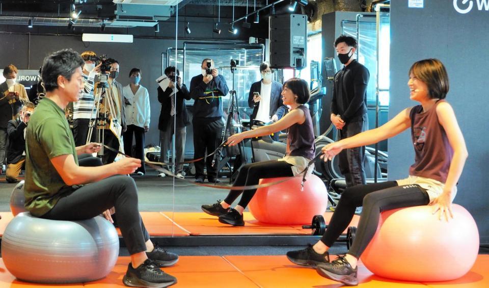 　バランスボールに乗る原田龍二（左）と愛