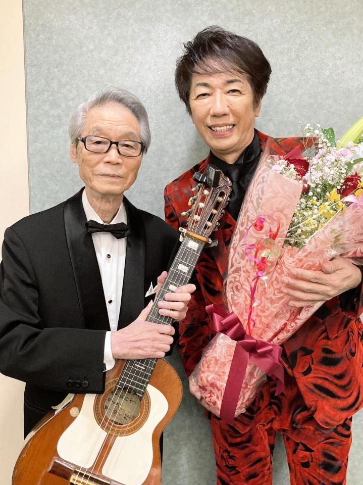 　恩人の鶴岡雅義（左）から祝福された浜博也