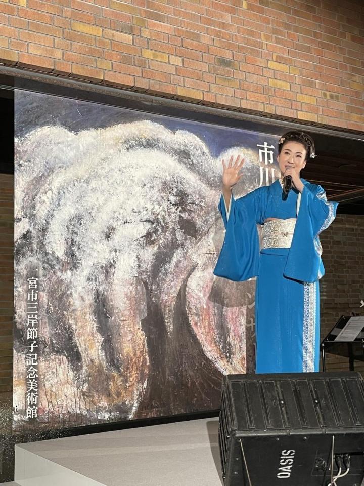 　特設ステージで歌唱する市川由紀乃