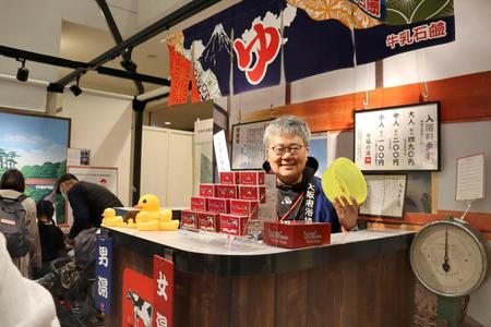 　「大阪銭湯博２０２２」の会場に再現された銭湯の番台