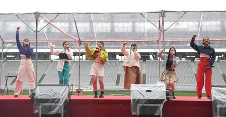 　ライブで熱唱するＬｉｔｔｌｅ　Ｇｌｅｅ　Ｍｏｎｓｔｅｒ（撮影・開出牧）