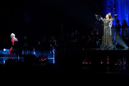 　サラ・ブライトマン（右）とピアノでセッションするＸ　ＪＡＰＡＮのＹＯＳＨＩＫＩ©Ｒｙｏｔａ　Ｍｏｒｉ