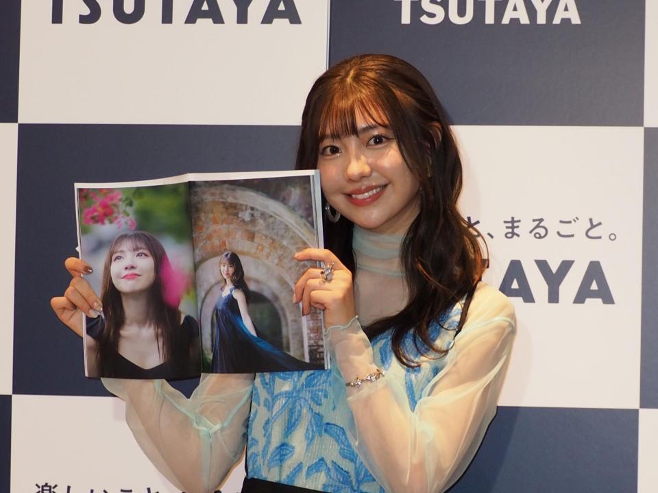 　１ｓｔ写真集「素顔」の発売記念イベントで、お気に入りのページを開いて笑顔を見せる「わーすた」の小玉梨々華