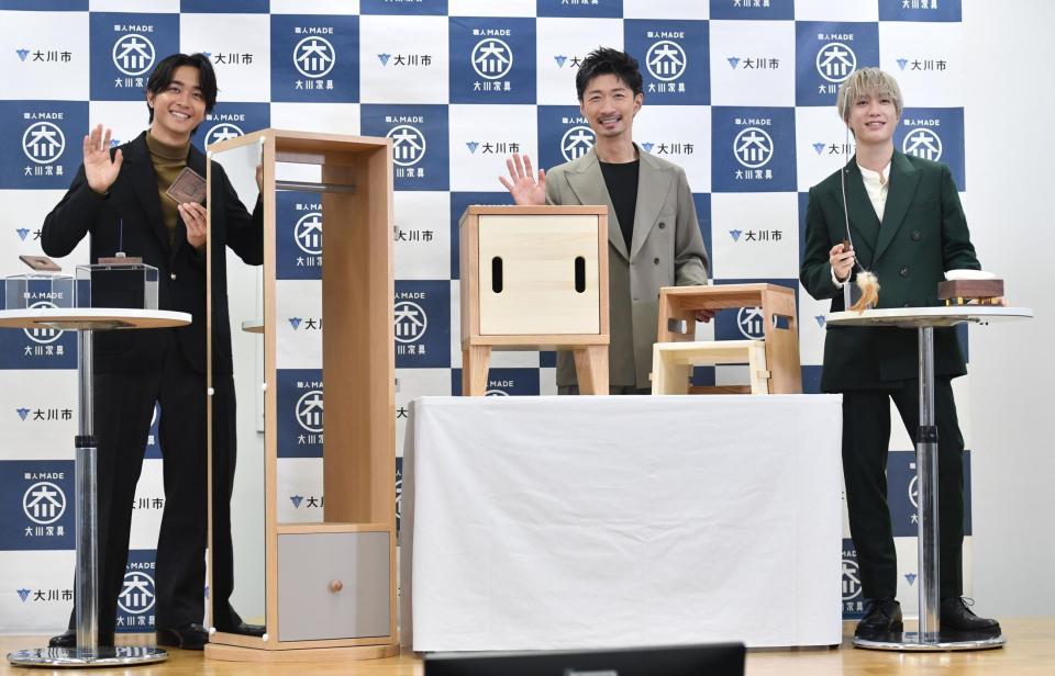 　プロデュースした家具を披露し、笑顔を見せる（左から）佐藤寛太、ＥＸＩＬＥ　ＭＡＫＩＤＡＩ、藤原樹（撮影・西岡正）