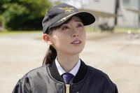 航空学校から空を見上げる舞（福原遥）