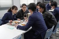 食堂で、ある話を聞く舞たち。左から、舞（福原遥）、倫子（山崎紘菜）、中澤（濱正悟）、水島（佐野弘樹）