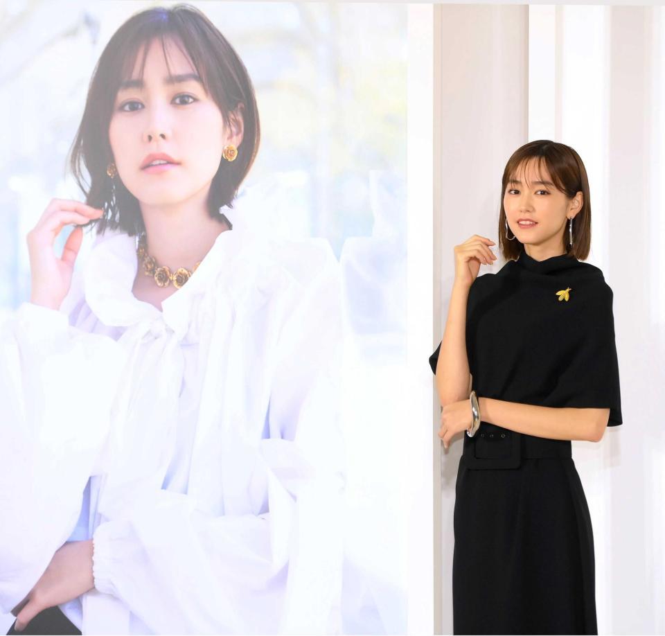 　自身の写真の前でポーズを決める桐谷美玲（撮影・堀内翔）