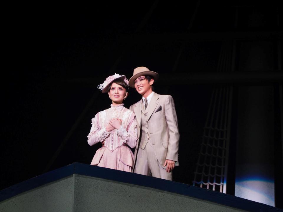　グランドミュージカル「蒼穹の昴」の公開ゲネプロに登場した雪組トップスターの彩風咲奈（右）とトップ娘役の朝月希和