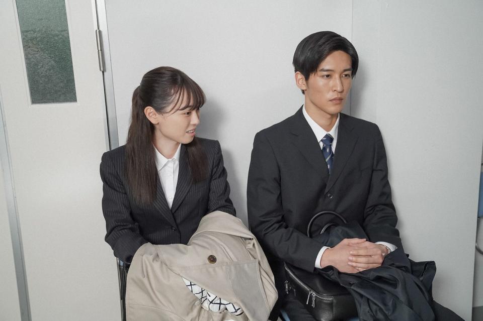 面接会場で、舞（福原遥）はある受験生（目黒蓮）に話しかけるが…