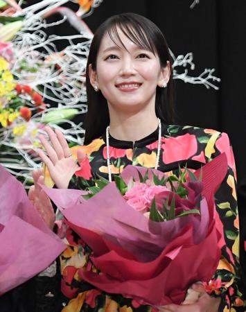 　花束を手に笑顔で手を振る吉岡里帆（撮影・開出牧）