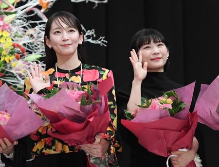 　女優賞を受賞し感激の吉岡里帆（左）と伊藤沙莉（撮影・開出牧）