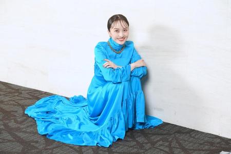 　鮮やかなブルーのドレス姿で笑顔を浮かべる、ももいろクローバーＺ・百田夏菜子（撮影・堀内翔）