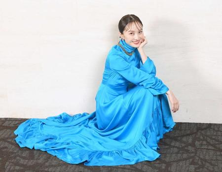 　鮮やかなブルーのドレス姿で笑顔を浮かべる、ももいろクローバーＺ・百田夏菜子（撮影・堀内翔）