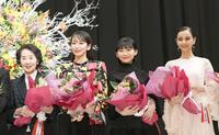 　花束を手にする（左から）香川京子、吉岡里帆、伊藤沙莉、嵐莉菜（撮影・開出牧）