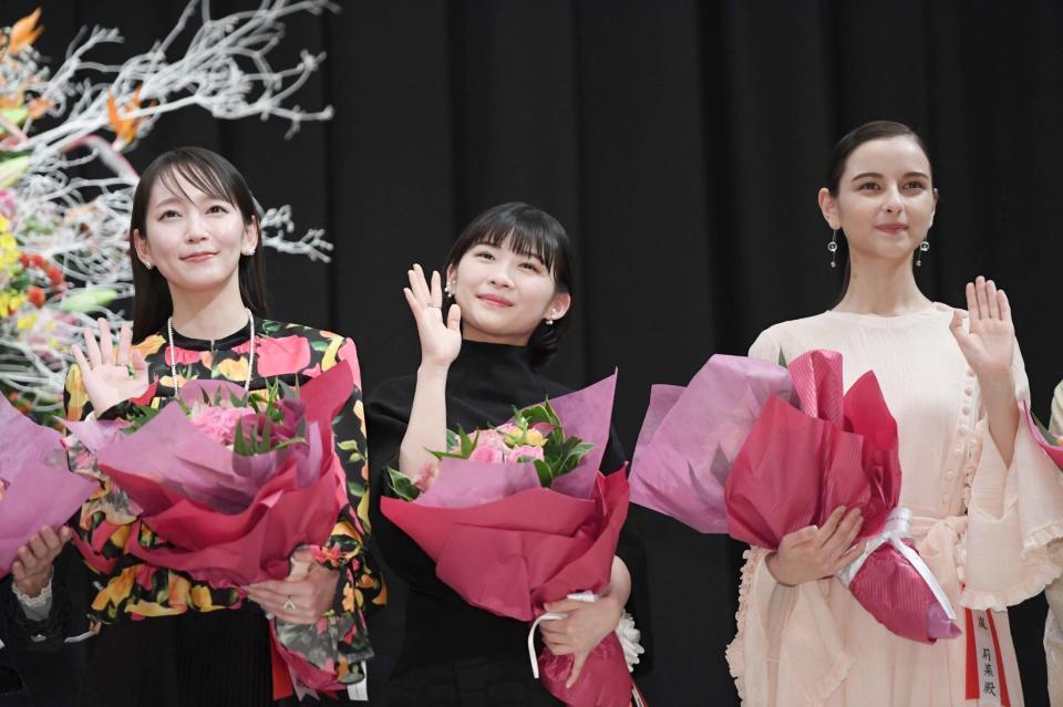 　山路ふみ子映画賞贈呈式で花束を手に笑顔の（左から）吉岡里帆、伊藤沙莉、嵐莉菜（撮影・開出牧）