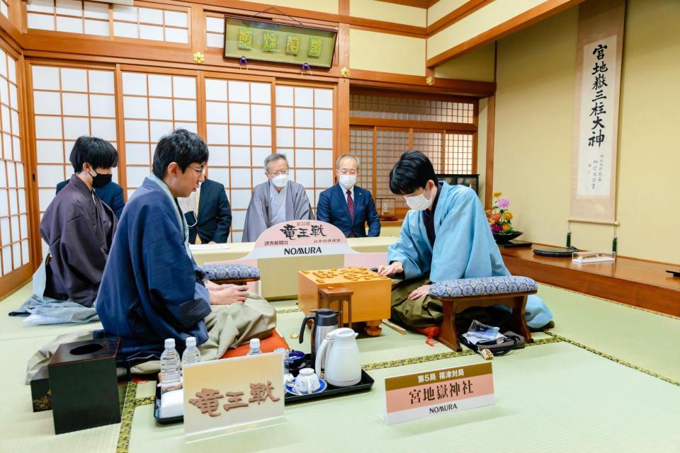 　２日目に挑む広瀬章人八段（手前左）と藤井聡太竜王（手前右）＝提供：日本将棋連盟