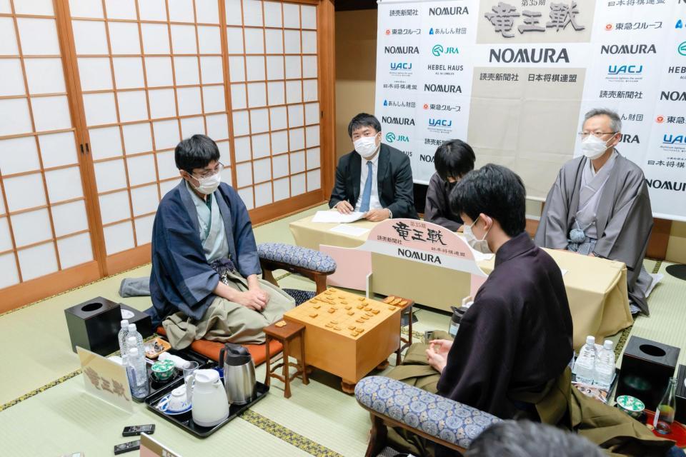 　対局を終えた広瀬章人八段（手前左）と藤井聡太竜王（同右）＝提供：日本将棋連盟