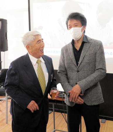 　長く野球部長を務めた坂田忠興先生（左）と思い出話で盛り上がる前川清