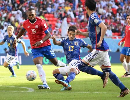 　後半、シュートを放つ守田（撮影・金田祐二）