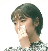 　壇上で感極まる唐田えりか（撮影・堀内翔）