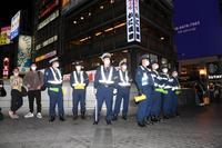 　警備に当たる警察官（撮影・石井剣太郎）