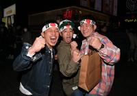 　「頑張れ日本」と声援を送るファン（撮影・石井剣太郎）