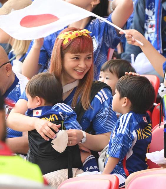【写真】平愛梨　息子３人と生観戦　夫と同じ真っ赤な髪＆長友ユニ