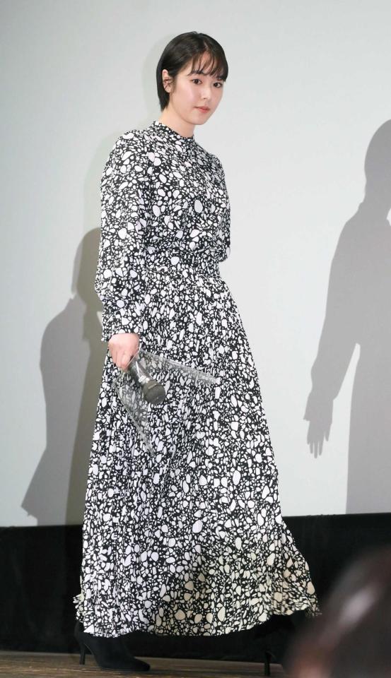 　緊張気味に登壇する唐田えりか