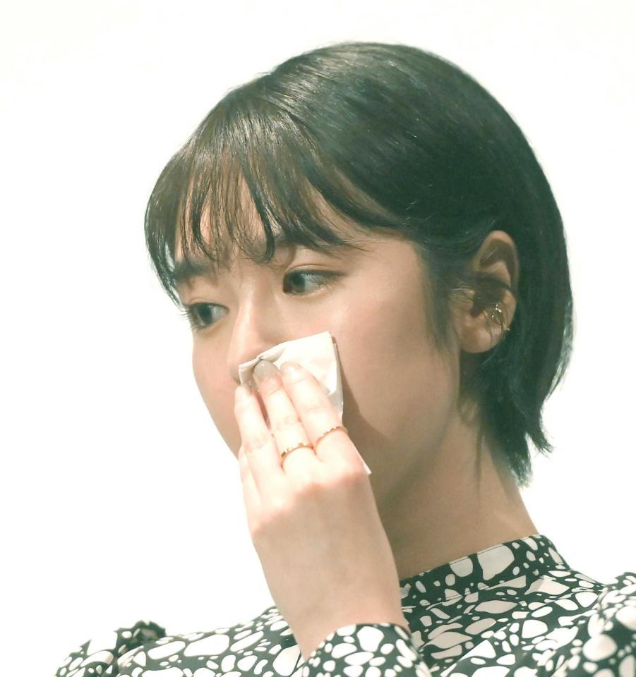 　壇上で感極まる唐田えりか（撮影・堀内翔）