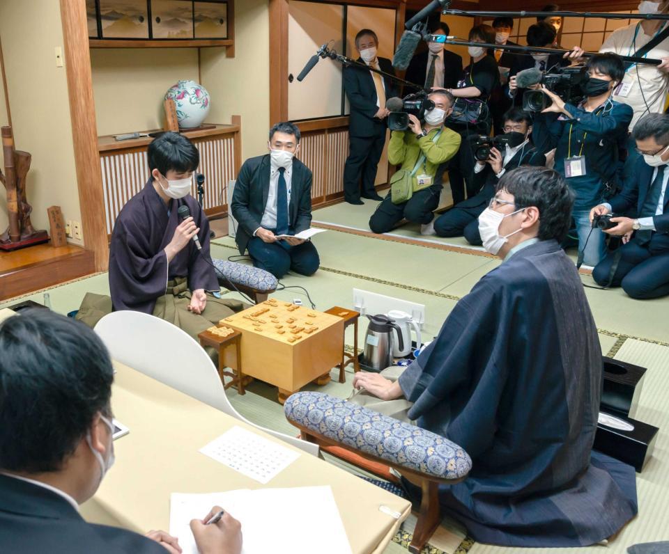 　感想戦で敗因を語る藤井竜王。右は広瀬八段（日本将棋連盟提供）