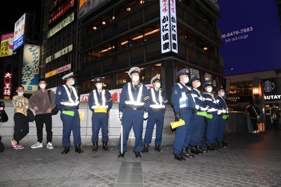 　警備に当たる警察官（撮影・石井剣太郎）