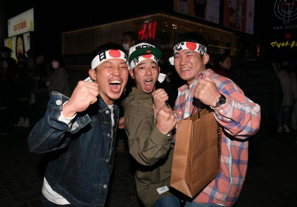 　「頑張れ日本」と声援を送るファン（撮影・石井剣太郎）