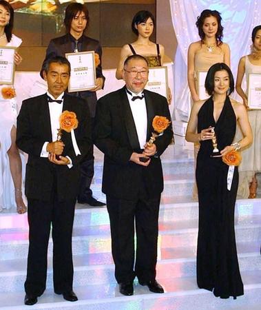 　日本アカデミー賞の最優秀監督賞を受賞（前列中央）＝０５年２月