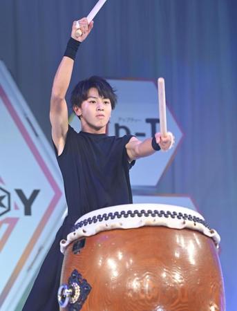 　和太鼓のパフォーマンスを披露する藤本洸大さん（撮影・高石航平）